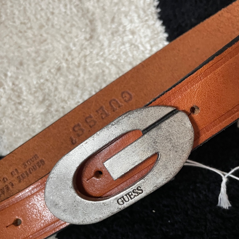 2000s Guess Women’s Leather Belt with Silver Oval Buckle